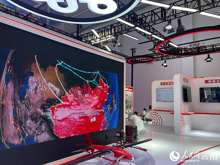 中国联通云南省分公司展区  人民网记者 程浩摄