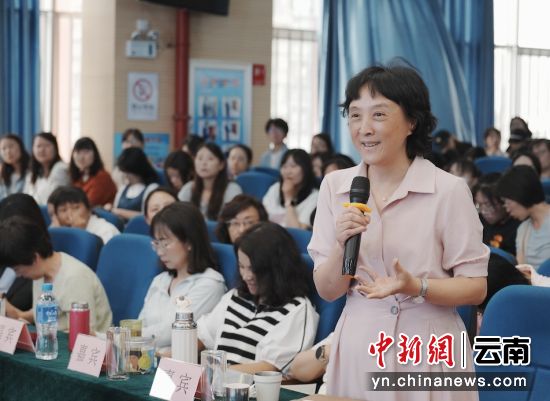 刘智菁老师与专家互动交流。