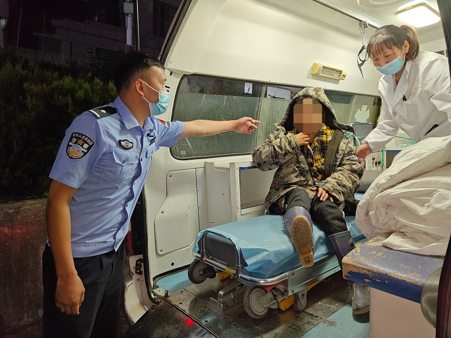 男子被毒蛇咬伤 云南腾冲边检民警开通“绿色通道”_新华网