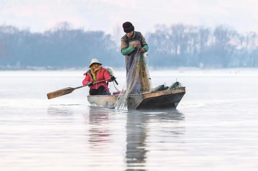 必赢入口冬日剑湖独特风景——剑湖冬捕新华网(图1)