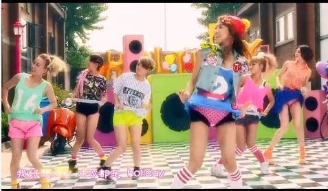 王蓉大变脸疑整容 MV掀裙露底裤被批恶俗