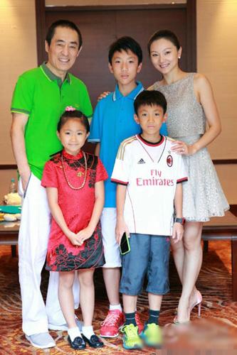张艺谋小女儿近照大曝光 正宗小淑女一枚