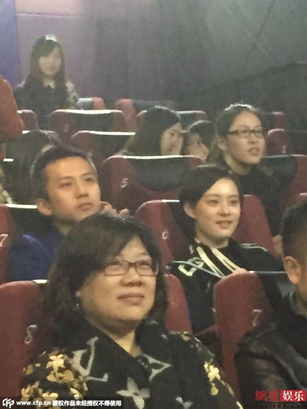 邓超一家四口现身机场 <em>哥哥妹妹</em>呆萌可爱_新华