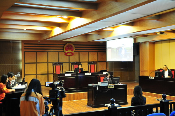 婚庆录像遗失侵权纠纷案庭审直播现场