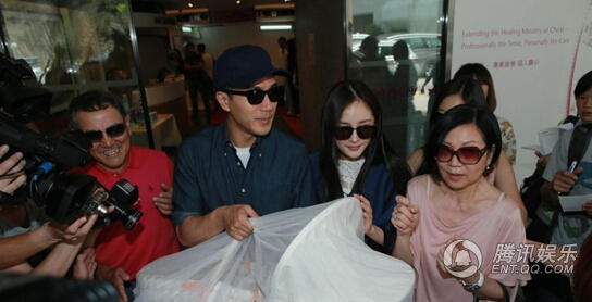 杨幂机场跪地为<em>女儿换尿片</em> 手法略显生疏