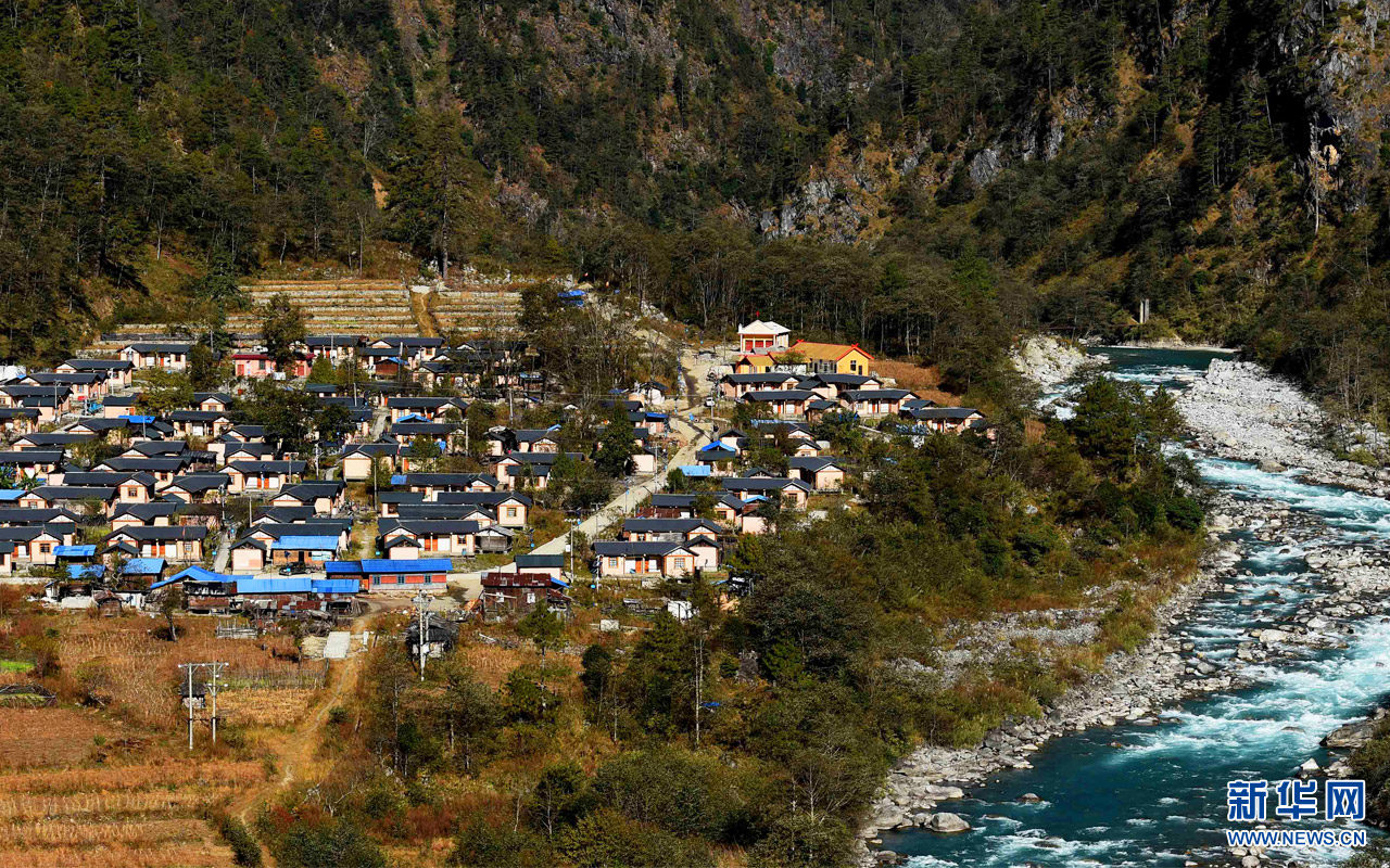 这是独龙江乡迪政当村的集中安居房一景,旁边是独龙江(2016年11月23日