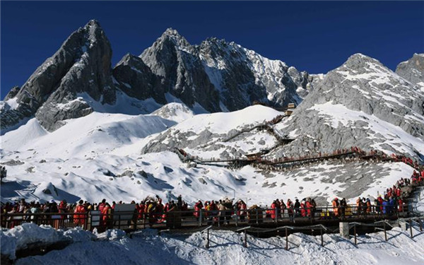 云南丽江:玉龙雪山景色壮美