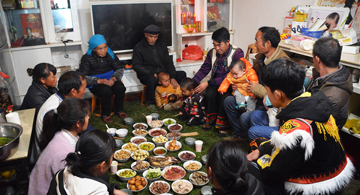 云腿餐桌放 松针上的彝家年味