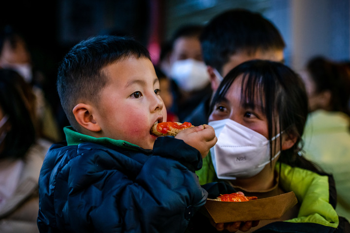 新华全媒＋丨镜头里的中国年——享美食 过大年