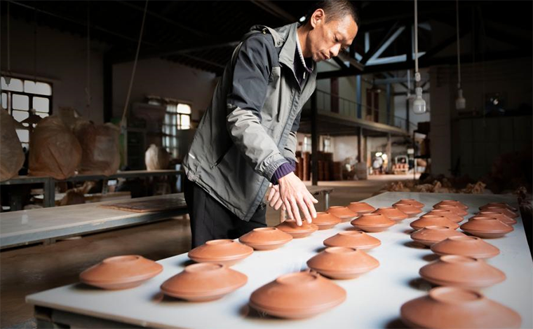 云南建水：紫陶产业助创收