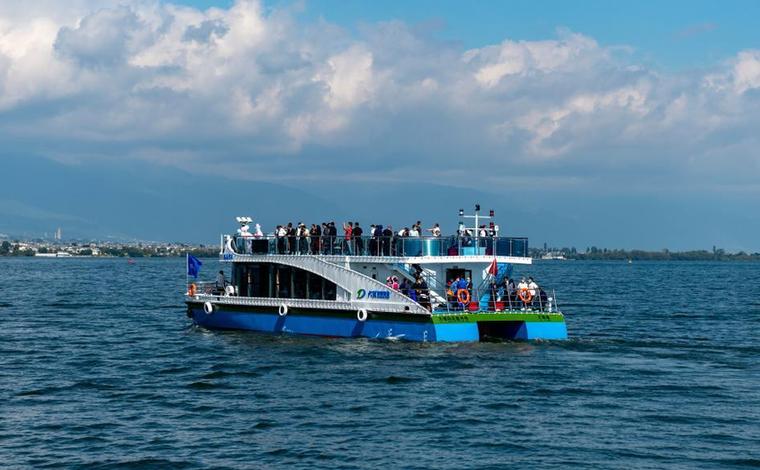 云南大理：新能源游船助力洱海生态保护
