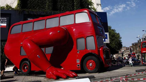 伦敦公交车也做俯卧撑