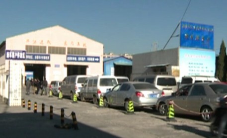 [云南网视]新交规实施首日争议多 抢黄灯就罚