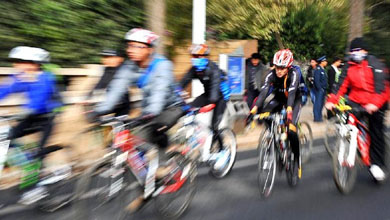 新交规闯黄灯罚6分实施首日追尾频发引争议