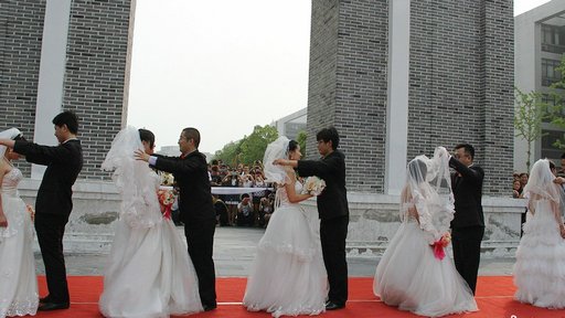 中国矿业大学举行集体婚礼校长为新人证婚