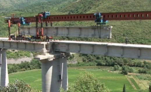 成昆铁路广昆复线螳螂江二号特大桥顺利铺通