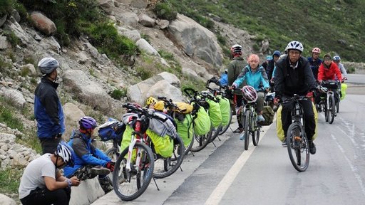 房租压力大 昆明夜市铺面两班倒