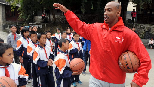 马布里到香格里拉为小学生上篮球课