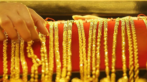 香港数十人骂内地游客:金店外大陆客被痛斥