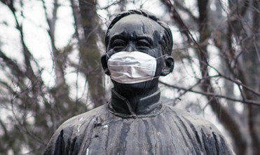 校内先贤雕像戴口罩_雕塑网 来源: 广东卫视 发布时间: 2014年02月25日 新华网北京2月24日电 (记者曹典 傅夏莉 梁赛玉 倪元锦)24日,北京,雾霾围城的第4天,行人甚至宠物犬佩戴口罩已不再是新闻。人们惊奇地发现,北京大学校内蔡元培、李大钊、塞万提斯等先贤的雕像,也被戴上了口罩。 这组名为请允许我为您戴上口罩的照片在新浪微博和人人网等社交平台上广为流传,从23日发布至今,在新浪微博上被阅览10万多次,转发上千次。 持续的重污染,我连续宅在宿舍好几天,无奈中产生了这个想法,用黑色幽默,让北大