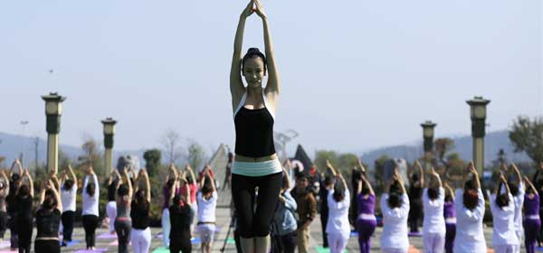 腾冲千人广场瑜伽 瑜伽教练母其弥雅执教