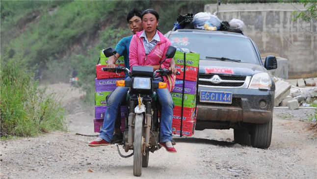 摩托车完成灾区物资运送最后一公里