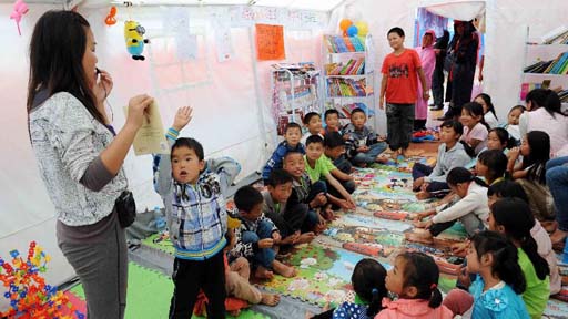 鲁甸地震灾区的爱心帐篷教室