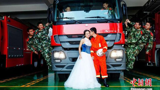 组图:消防员的另类婚纱照