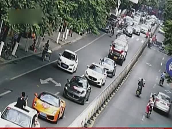 [云南网视]国家公务员考试举行 报名数创新低5