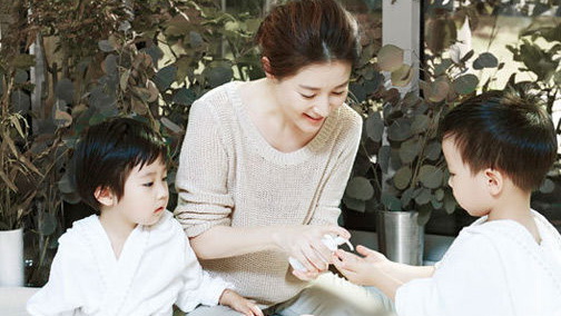 4岁女儿精灵可爱 李英爱母女最新画报曝光