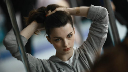 父爱如山 军人父亲为儿子拍照宝宝萌翻了