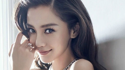 Angelababy拍时尚大片变美娇娘 穿抹胸裙露香