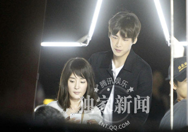 李易峰环腰拥抱杨幂自拍 举止亲密似情侣