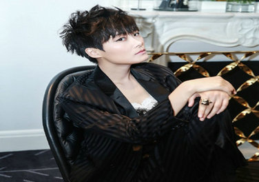 [新华网云南频道] 李宇春现身巴黎 时装周 蕾丝胸