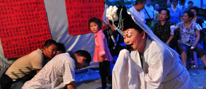 揭秘职业哭丧人:从业19年 烟熏火燎差点哭瞎